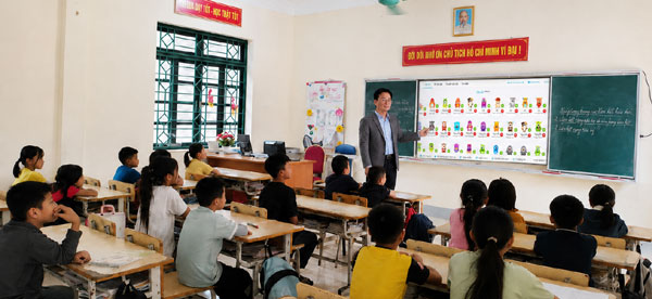 Thầy Minh đang sử dụng ClassDojo tại lớp học
